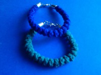 Pulsera de tira de antelina con nudos